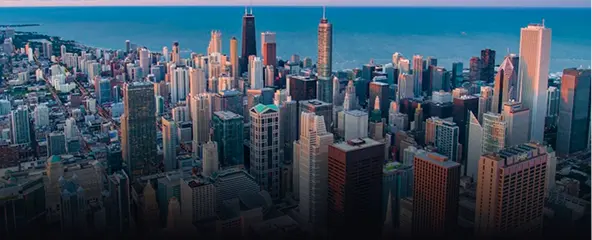 Luchtfoto van de skyline van Chicago bij zonsondergang