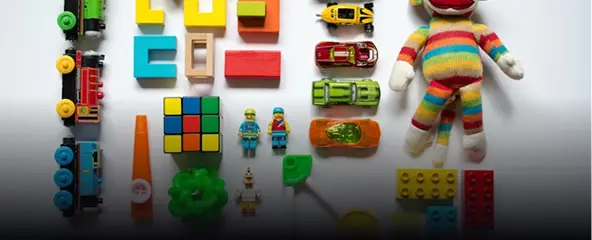 Speelgoed auto's, blokken en een sokpop
